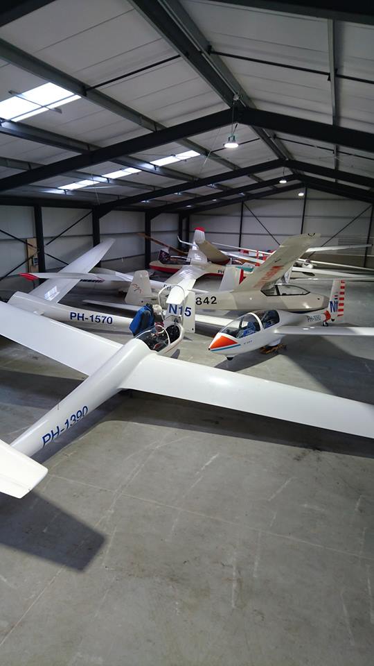 zweefvliegtuigen hangaar